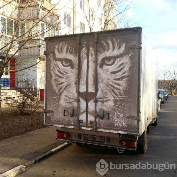 Kirli araçları sanat eserine dönüştürdü