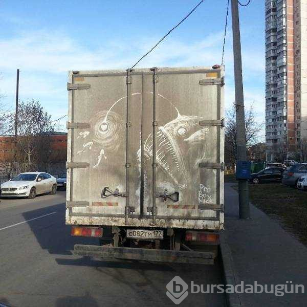 Kirli araçları sanat eserine dönüştürdü