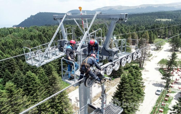 Bursa'da "Korkusuz kahramanlar"ın halatlar üzerindeki tehlikeli mesaisi 