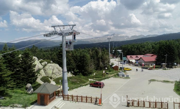 Bursa'da "Korkusuz kahramanlar"ın halatlar üzerindeki tehlikeli mesaisi 