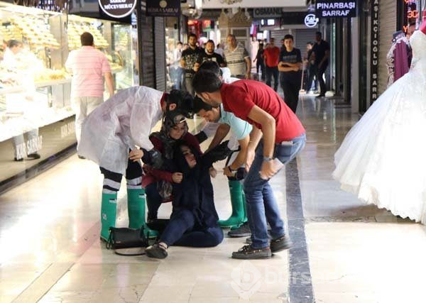 Kargo kolisinden çıkan koku 10 kişiyi hastanelik etti
.