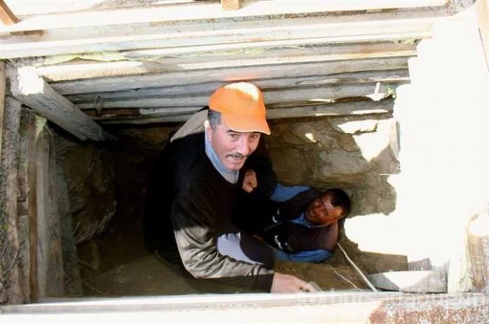 Beyaz altın için iğneyle maden kazıyorlar
