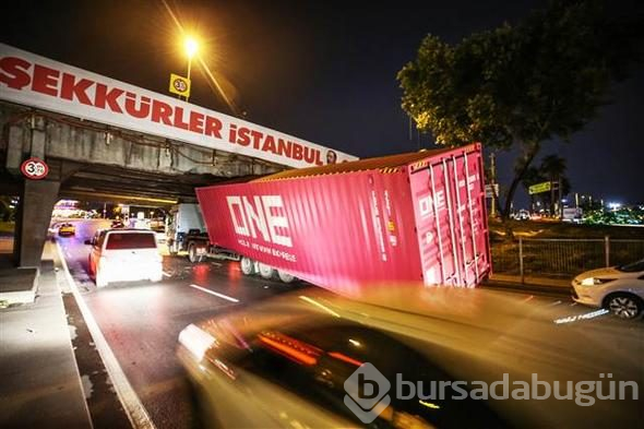 Unkapanı Köprüsü'ne sıkışan TIR'ın dorsesi yan yattı 
