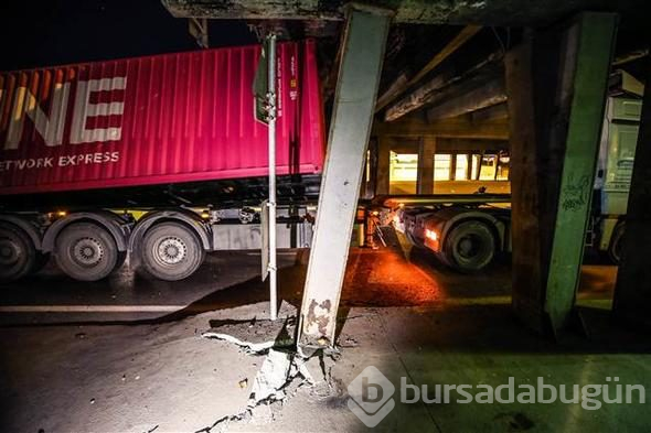 Unkapanı Köprüsü'ne sıkışan TIR'ın dorsesi yan yattı 
