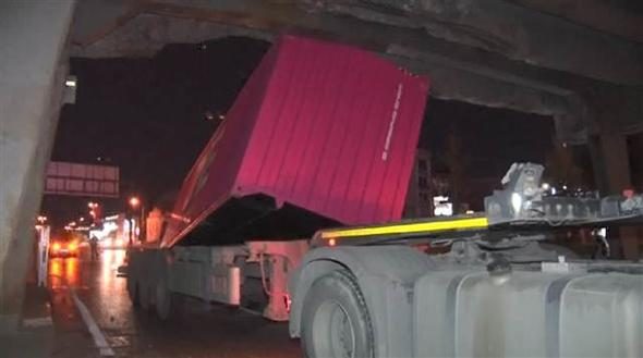 Unkapanı Köprüsü'ne sıkışan TIR'ın dorsesi yan yattı 

