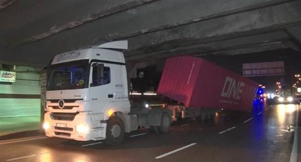 Unkapanı Köprüsü'ne sıkışan TIR'ın dorsesi yan yattı 

