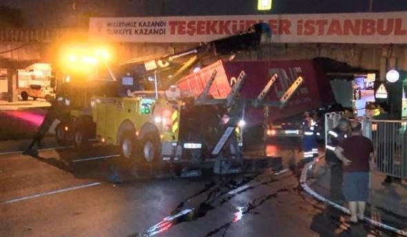 Unkapanı Köprüsü'ne sıkışan TIR'ın dorsesi yan yattı 
