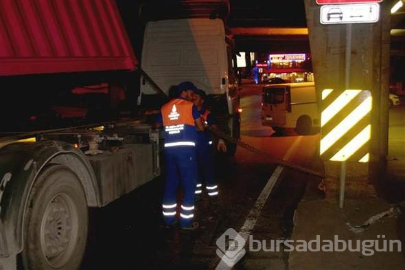 Unkapanı Köprüsü'ne sıkışan TIR'ın dorsesi yan yattı 
