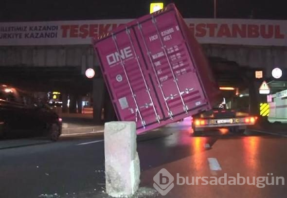 Unkapanı Köprüsü'ne sıkışan TIR'ın dorsesi yan yattı 
