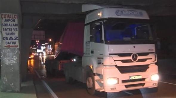 Unkapanı Köprüsü'ne sıkışan TIR'ın dorsesi yan yattı 

