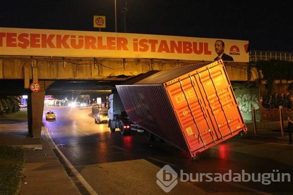 Unkapanı Köprüsü'ne sıkışan TIR'ın dorsesi yan yattı 
