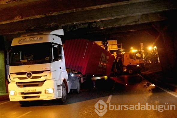 Unkapanı Köprüsü'ne sıkışan TIR'ın dorsesi yan yattı 
