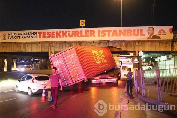 Unkapanı Köprüsü'ne sıkışan TIR'ın dorsesi yan yattı 
