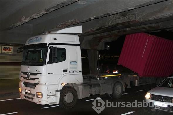 Unkapanı Köprüsü'ne sıkışan TIR'ın dorsesi yan yattı 
