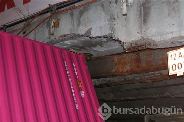 Unkapanı Köprüsü'ne sıkışan TIR'ın dorsesi yan yattı 
