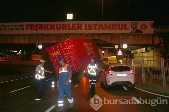 Unkapanı Köprüsü'ne sıkışan TIR'ın dorsesi yan yattı 
