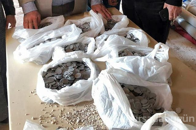 Tarihi konağın girişinde 6 bin madeni para
