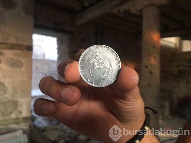 Tarihi konağın girişinde 6 bin madeni para

