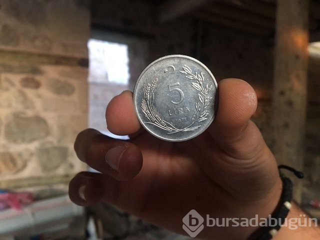 Tarihi konağın girişinde 6 bin madeni para
