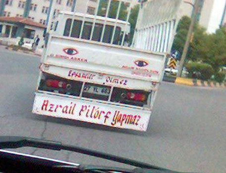Şaşırtan araç arkası yazıları
