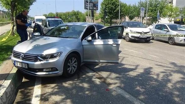 Ünlü tatlıcının sahibi eşiyle konuştuğu sırada silahla başından vuruldu
