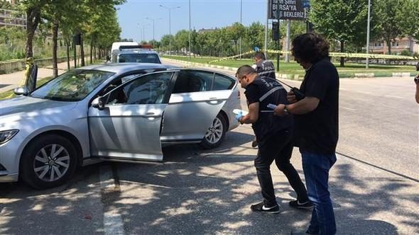 Ünlü tatlıcının sahibi eşiyle konuştuğu sırada silahla başından vuruldu
