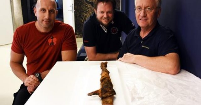 Norveç'te gölden 500 yıllık kılıç çıkarıldı
