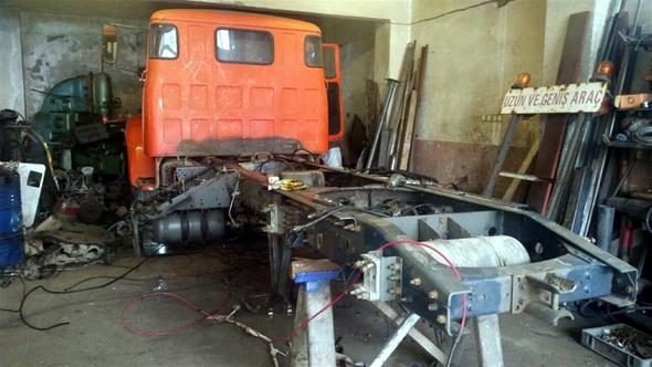 78 model kamyonu baştan yarattı! Türk kaporta ustasının yaptığına kimse inanamadı
