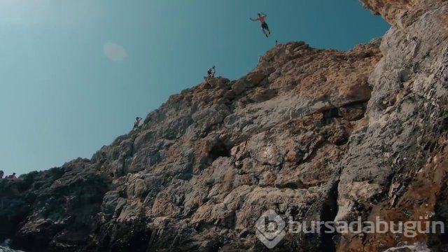 YouTube fenomeni Orkun Işıtmak 20 metre yükseklikten denize atladı