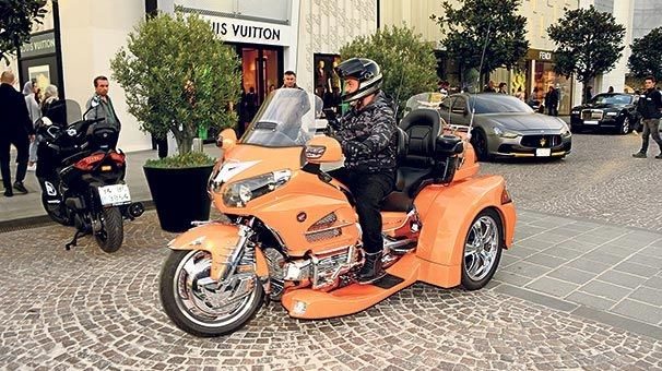 Ünlüler ve otomobilleri