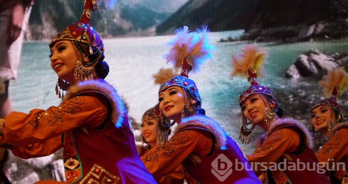 Bursa'da Uluslararası Altın Karagöz Halk Dansları Yarışması başladı