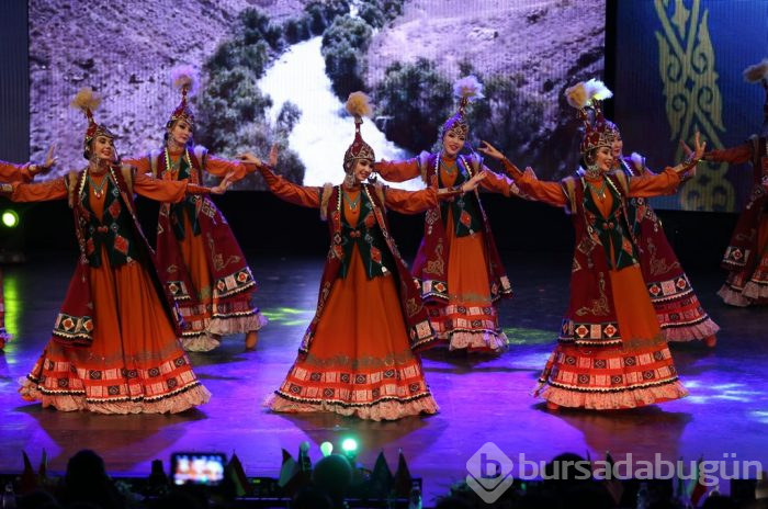 Bursa'da Uluslararası Altın Karagöz Halk Dansları Yarışması başladı