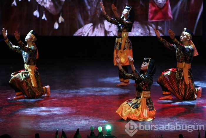 Bursa'da Uluslararası Altın Karagöz Halk Dansları Yarışması başladı