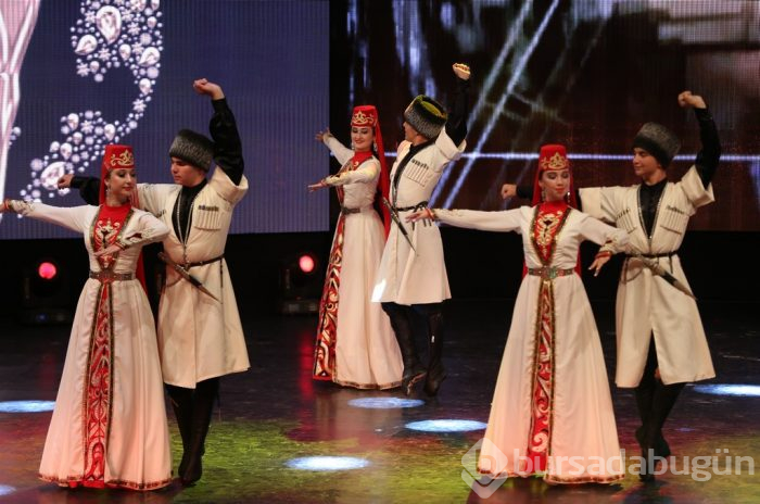 Bursa'da Uluslararası Altın Karagöz Halk Dansları Yarışması başladı