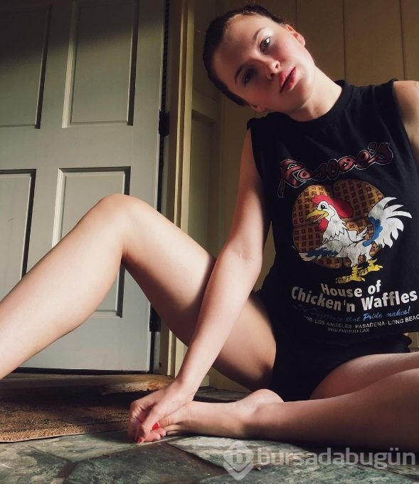 Ireland Baldwin'den cesur dövme pozu!
