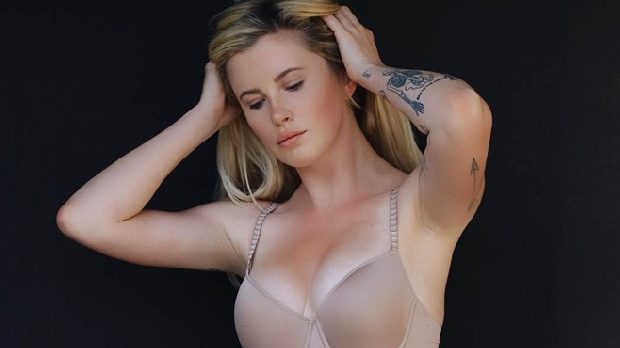 Ireland Baldwin'den cesur dövme pozu!
