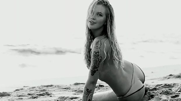 Ireland Baldwin'den cesur dövme pozu!

