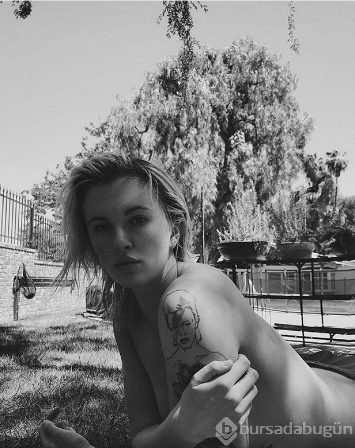 Ireland Baldwin'den cesur dövme pozu!
