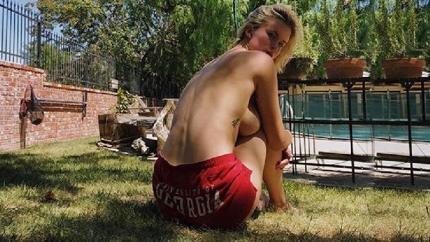 Ireland Baldwin'den cesur dövme pozu!
