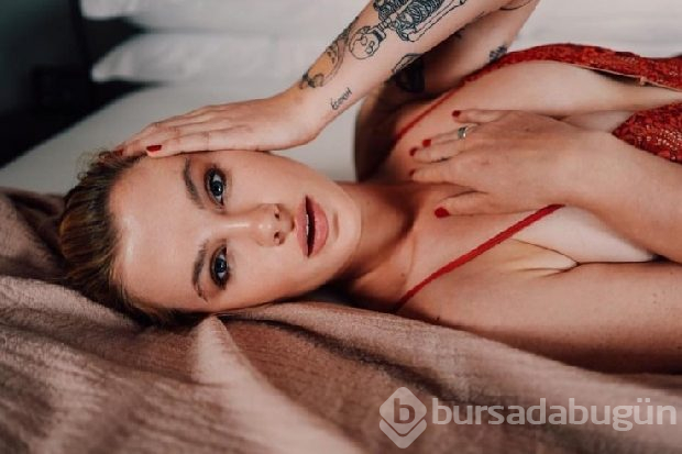 Ireland Baldwin'den cesur dövme pozu!
