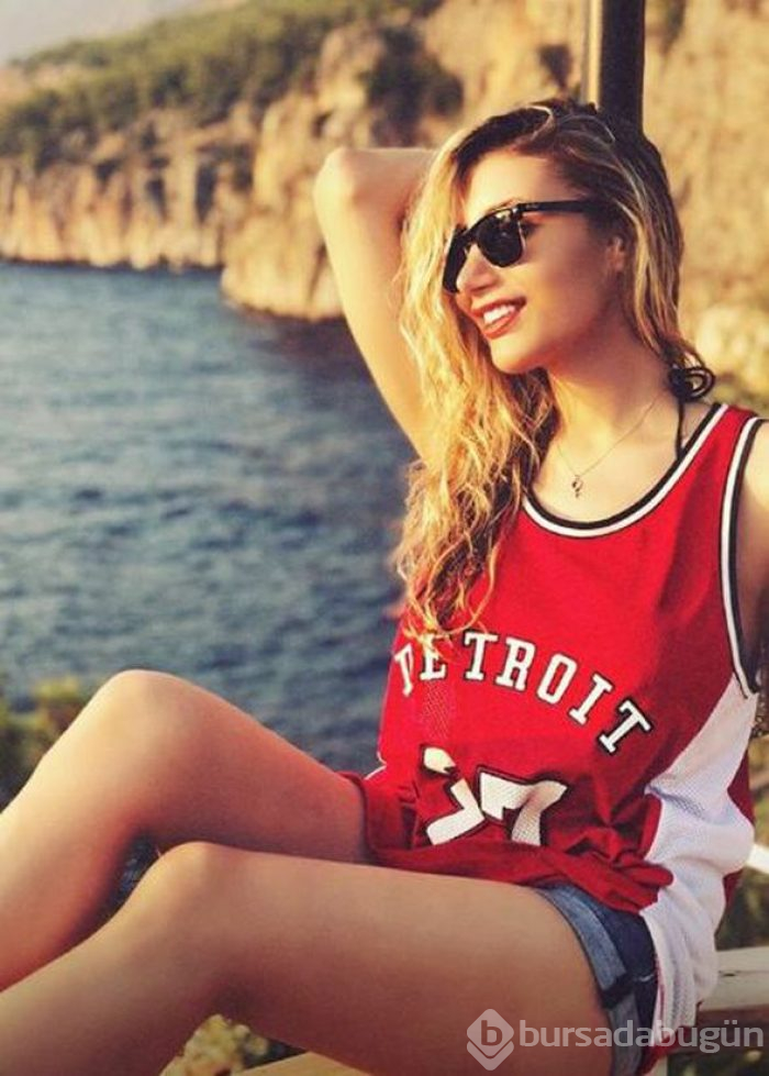 İrem Derici'den bikinili poz
