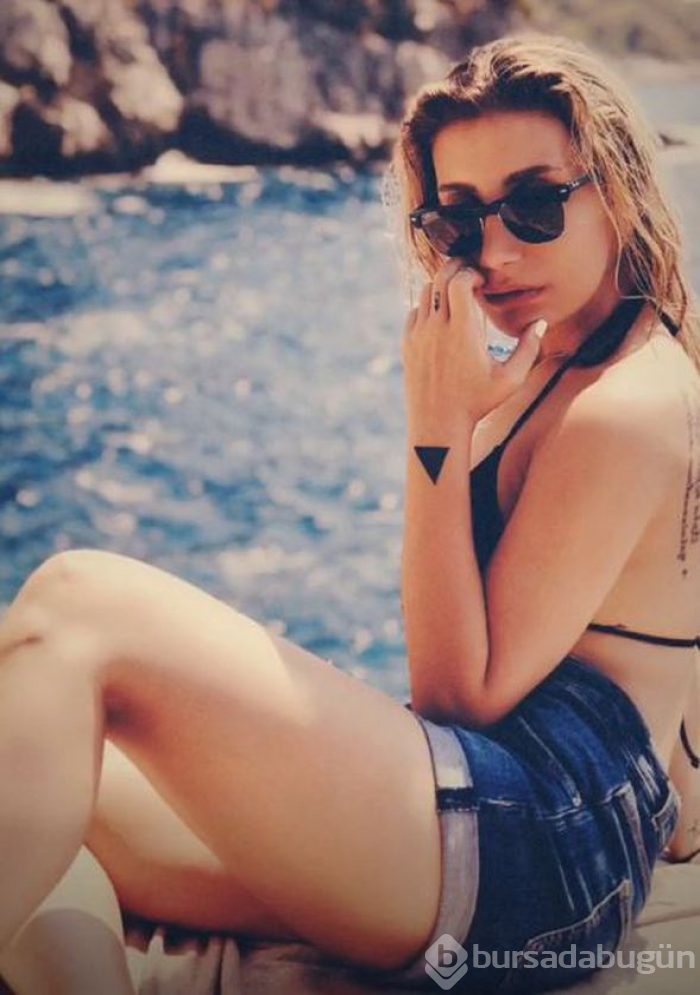 İrem Derici'den bikinili poz
