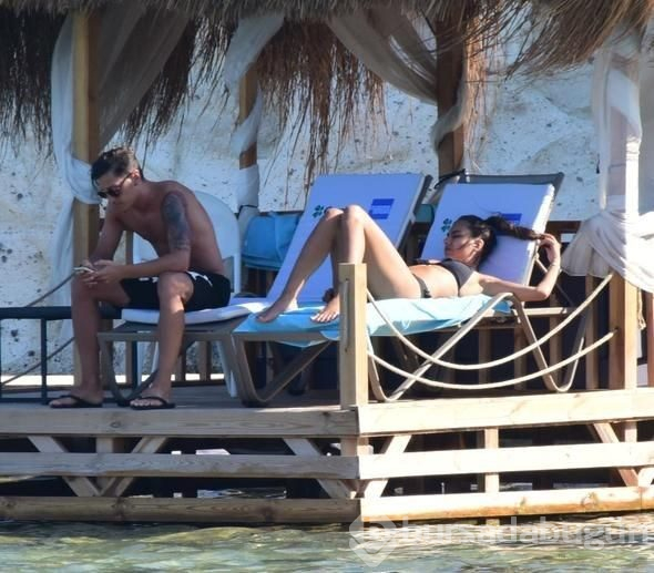 Mesut Özil ile Amine Gülşe tatilde