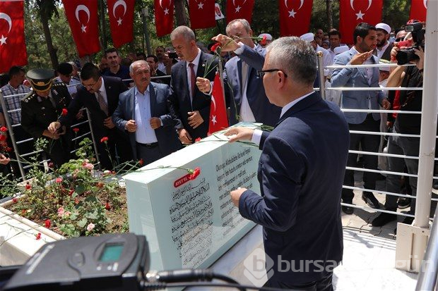Şehit Halisdemir'in kabrine ziyaretçi akını
