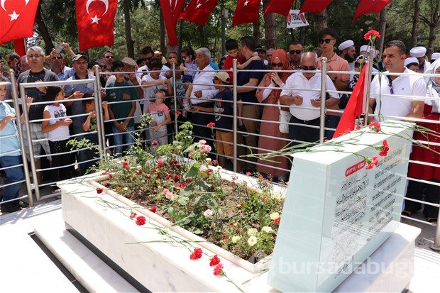 Şehit Halisdemir'in kabrine ziyaretçi akını

