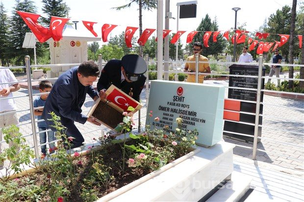 Şehit Halisdemir'in kabrine ziyaretçi akını
