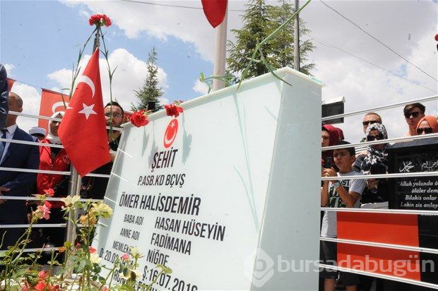 Şehit Halisdemir'in kabrine ziyaretçi akını
