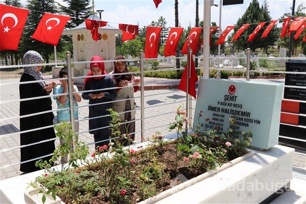 Şehit Halisdemir'in kabrine ziyaretçi akını
