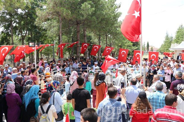 Şehit Halisdemir'in kabrine ziyaretçi akını
