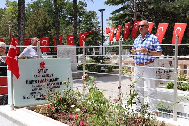 Şehit Halisdemir'in kabrine ziyaretçi akını
